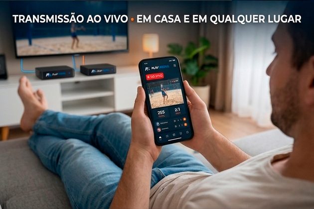 Atleta assistindo à transmissão da partida no YouTube pela TV de casa, com o app Play Arena no celular